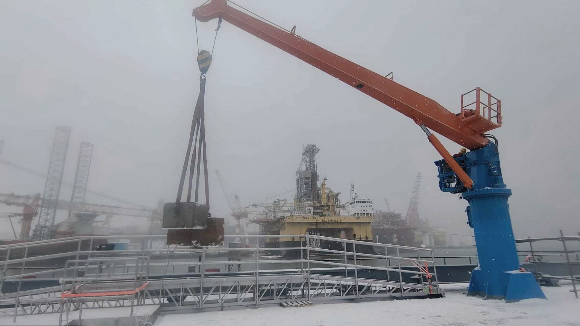 NT Machinery Pedestal Mounted Crane hijst een testlast op een besneeuwd scheepsdek